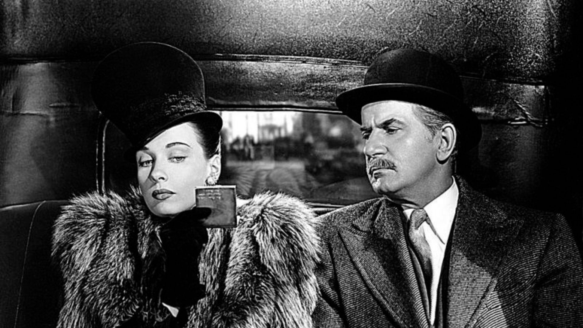 website beeld -Dressed to kill